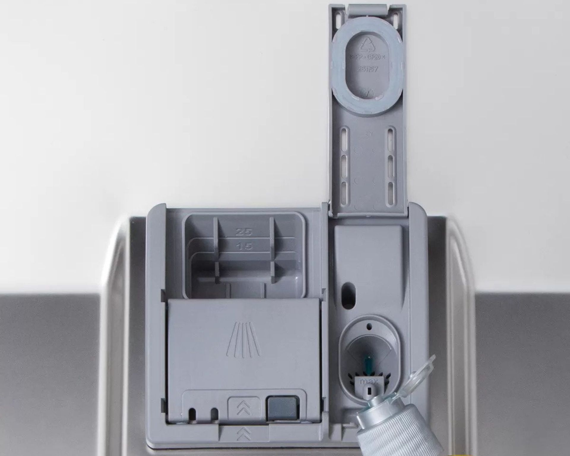 Gambar yang menunjukkan di mana harus menambahkan alat bantu bilas untuk mesin pencuci piring