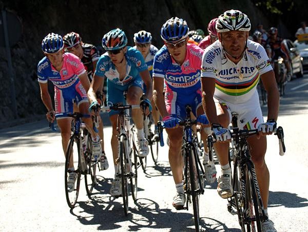 The early break of the day included world champion Bettini and Damiano Cunego.