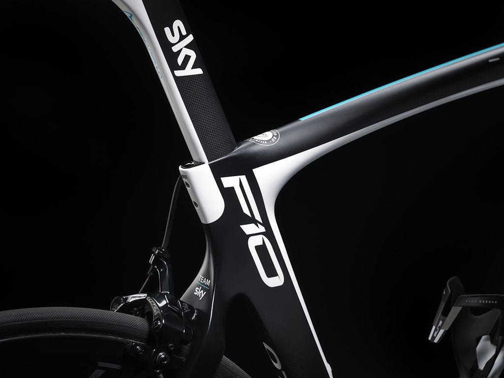 The rear of the seat post and seat post clamp have also received a touch of white