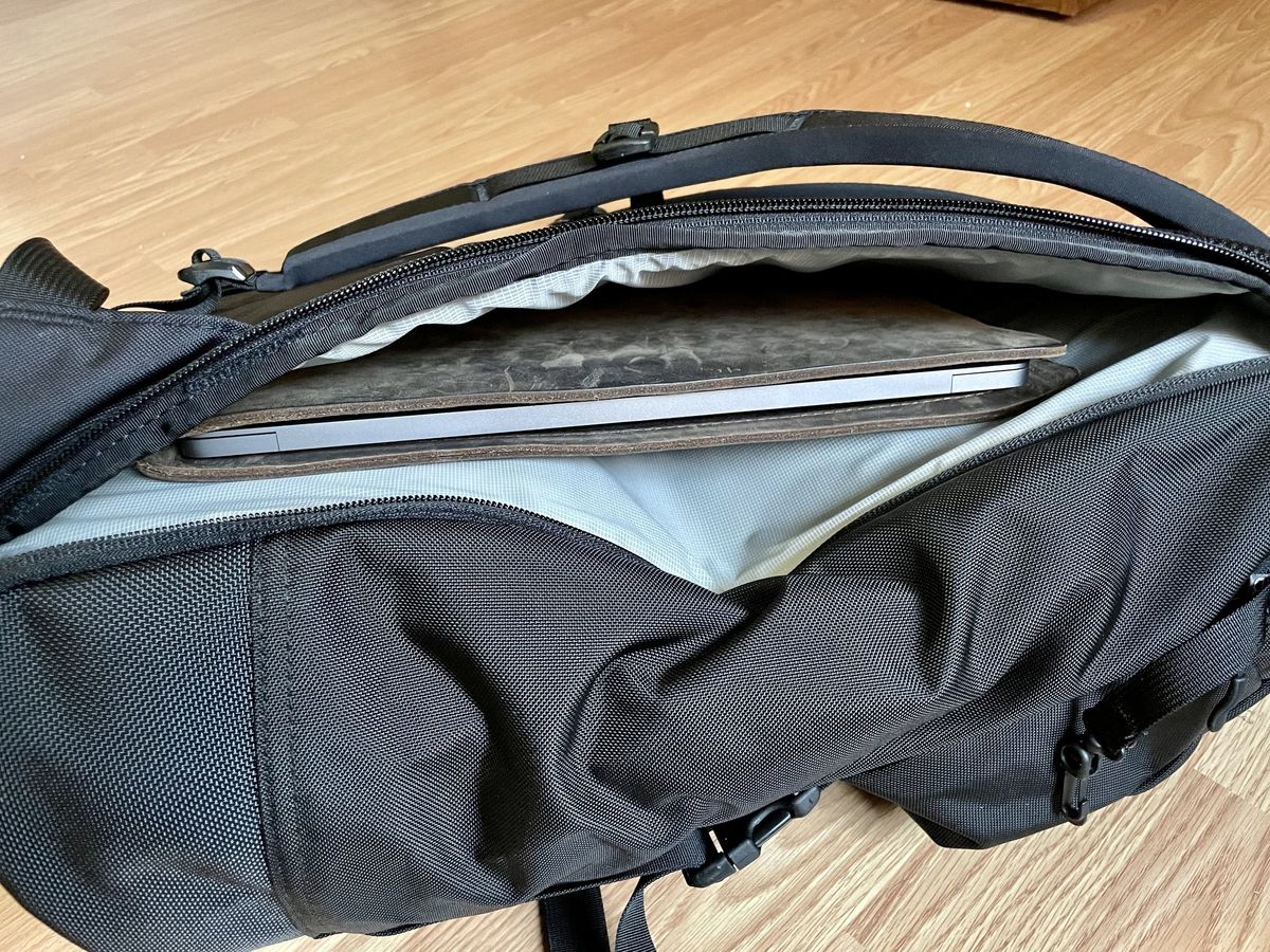 Tom Bihn Shadow Guide V2 33 Lapto Compartment