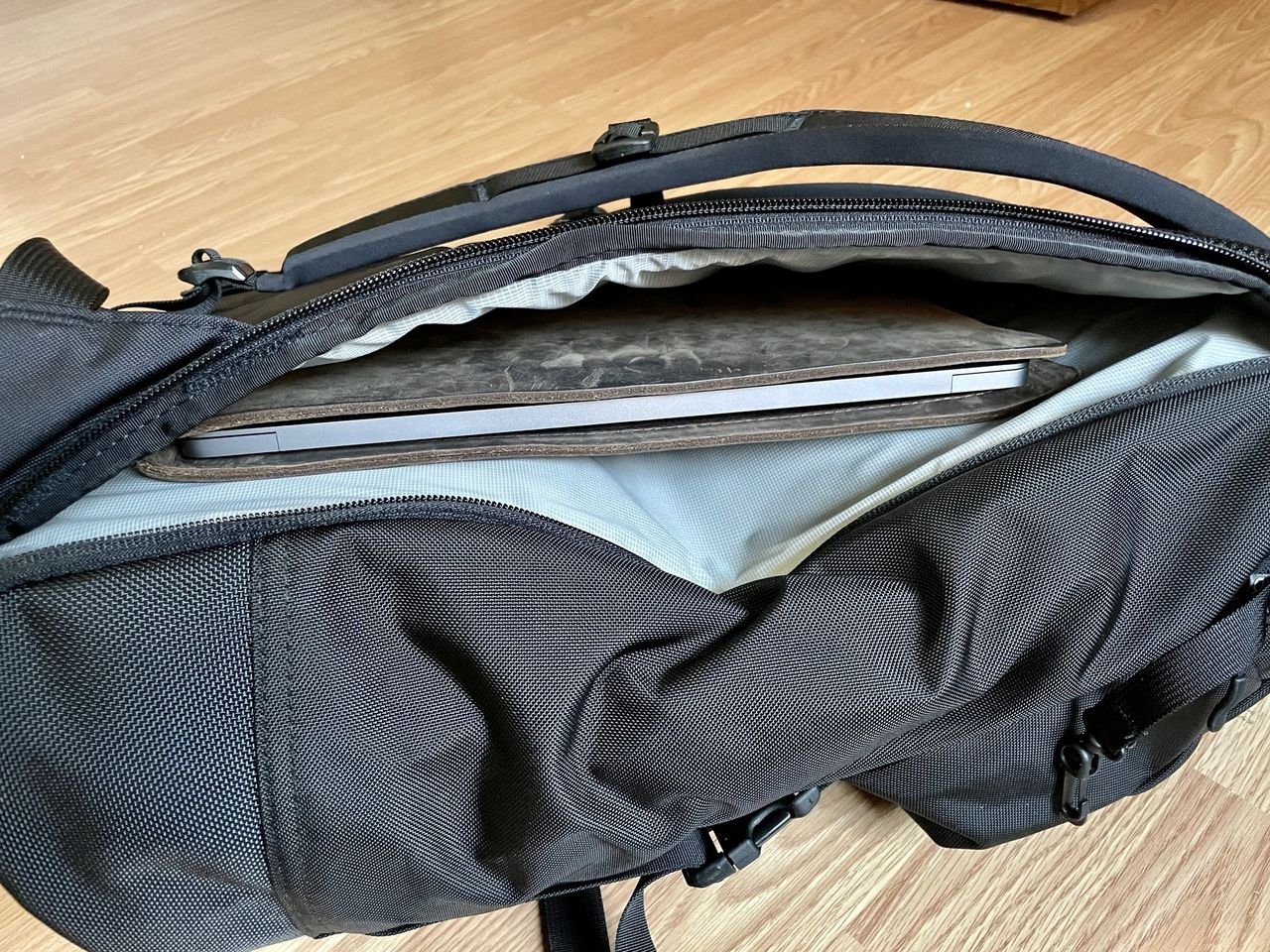 Tom Bihn Shadow Guide V2 33 Lapto Compartment