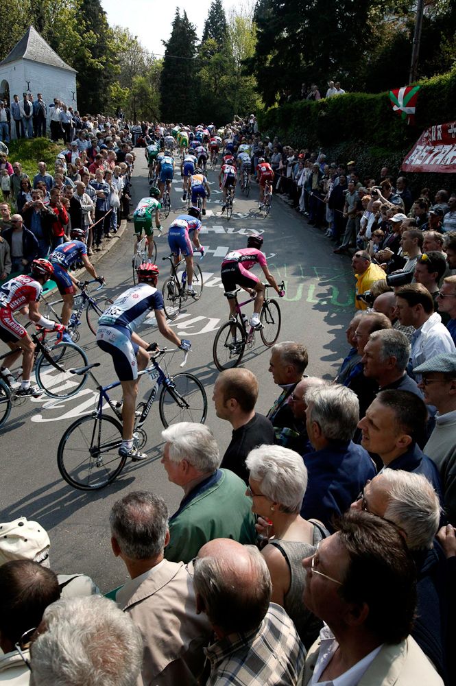 The peloton climbing the Mur de Huy in 2003.