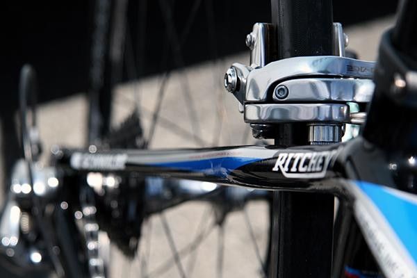 The seat stays.