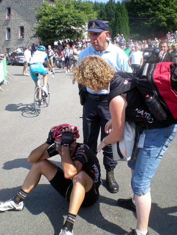 After crossing the line, Francisco Ventoso (Carmiooro - A-Style) was an exhausted but happy overall winner of the 2009 Paris-Corr&egrave;ze.