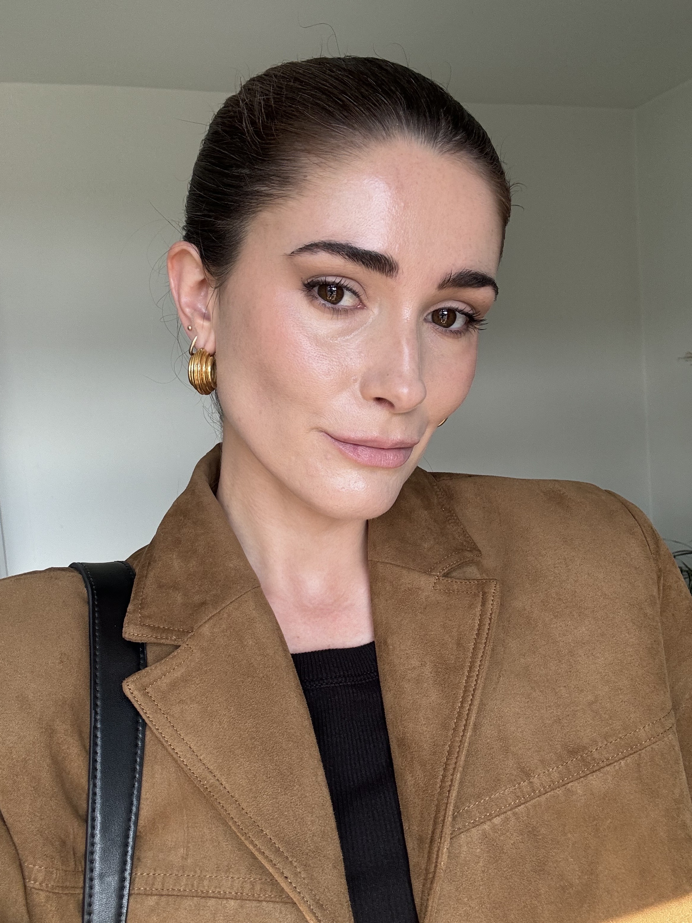 Eleanor wearing Victoria Beckham Beauty satin kajal liner in cocoa