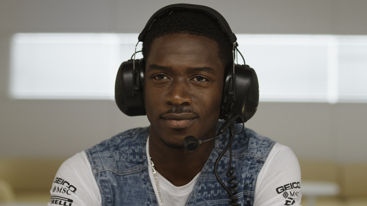 Joshua Pierce (Damson Idris) talks to his teammates in F1.
