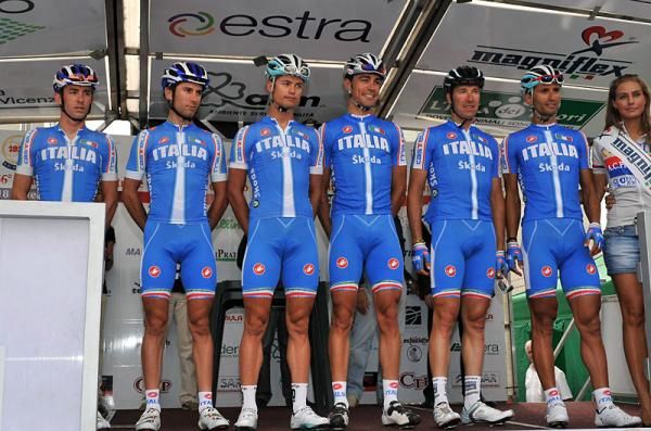 The Italian national team is presented prior to the race.