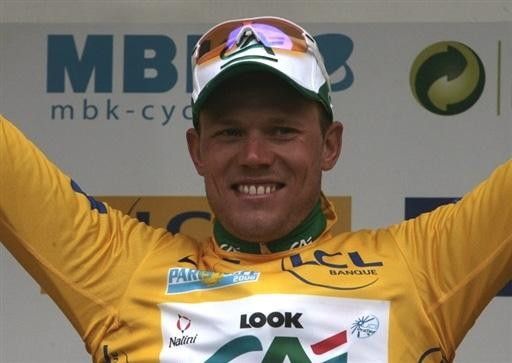 Thor Hushovd (Cr&eacute;dit Agricole) salutes the crowd after winning the prologue and taking the leader's jersey of the Paris-Nice.