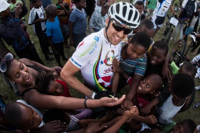 Christoph Sauser is swarmed by fans after winning the Songo.info charity race