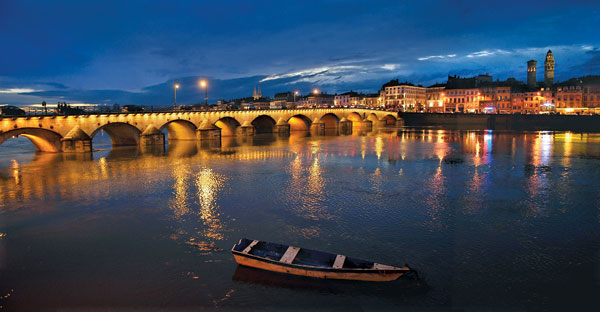 M&amp;acirc;connais travel guide