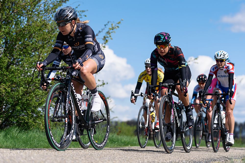 Barbara Guarischi (CANYON//SRAM Racing) in the wheels of Amy Pieters (Wiggle Hi5) at Omloop van Borsele 2016