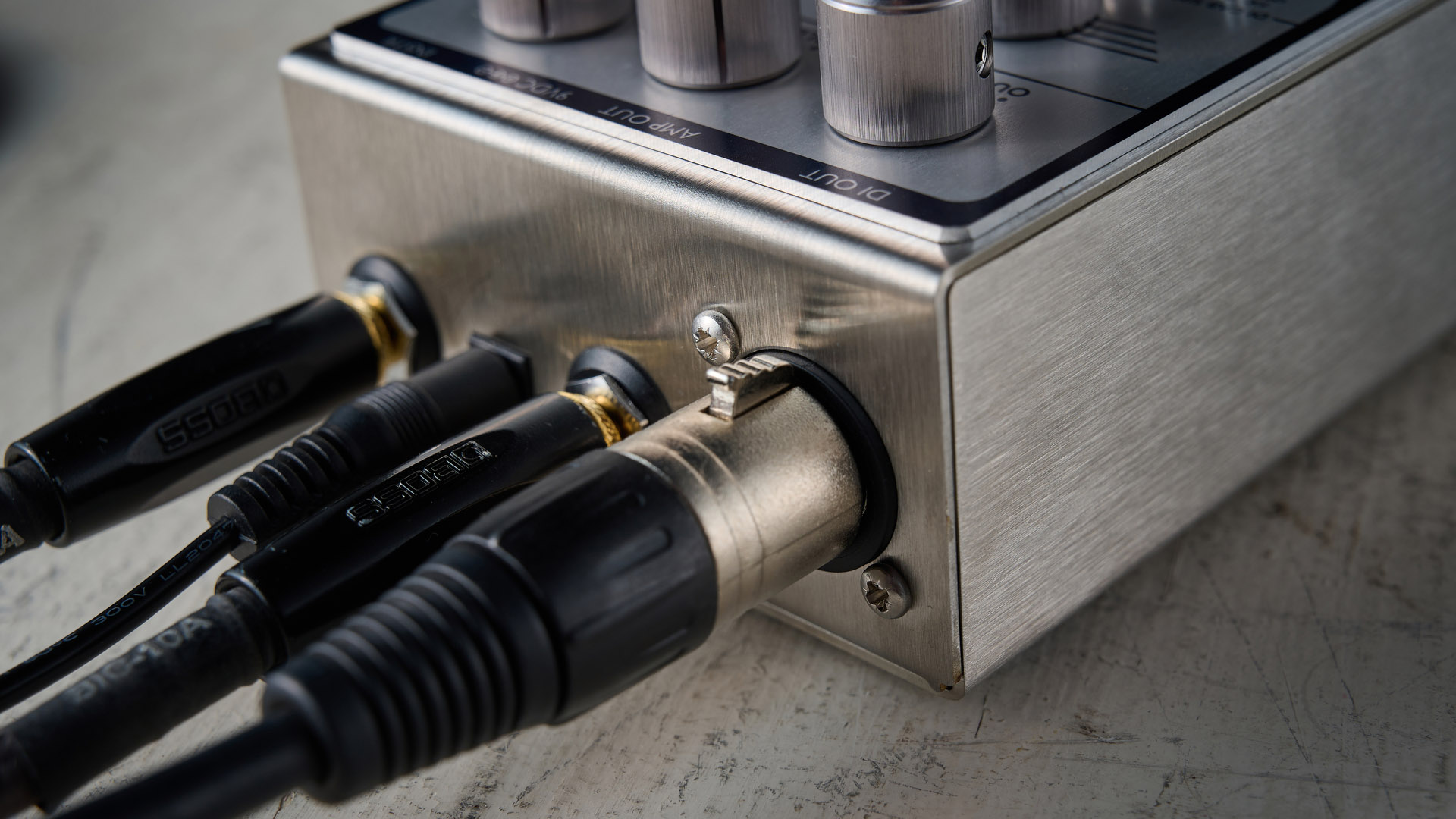 Origin BASSRIG 15: the classy bass pedal has a red jewel lamp just like a real amplifier and is photographed in close-up.