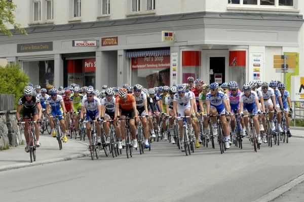 Tour de Suisse stage three starts.