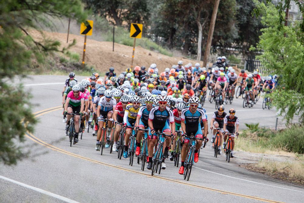 The mens peloton still together before ether climb