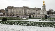 A view of Buckingham Palace covered with snow in 2021