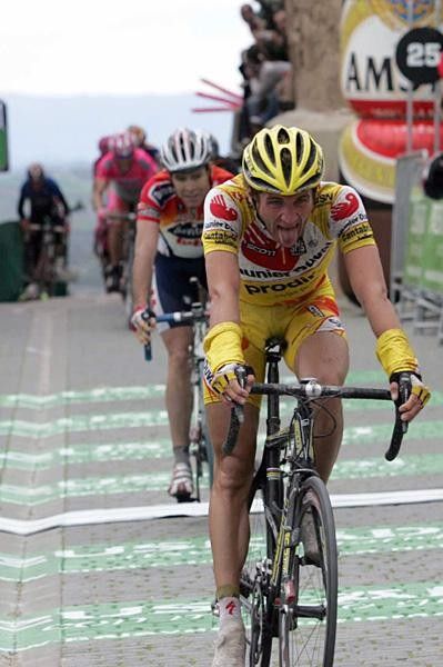 Jos&eacute; Angel Gomez Marchante (Saunier Duval-Prodir) shows the effort as he comes in fifth, just ahead of Cadel Evans (Davitamon-Lotto)