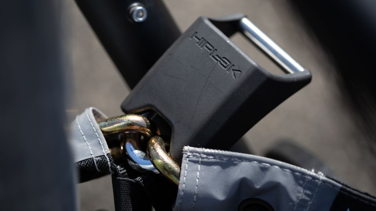 Hiplok Gold Chain Lock detail of lock when closed