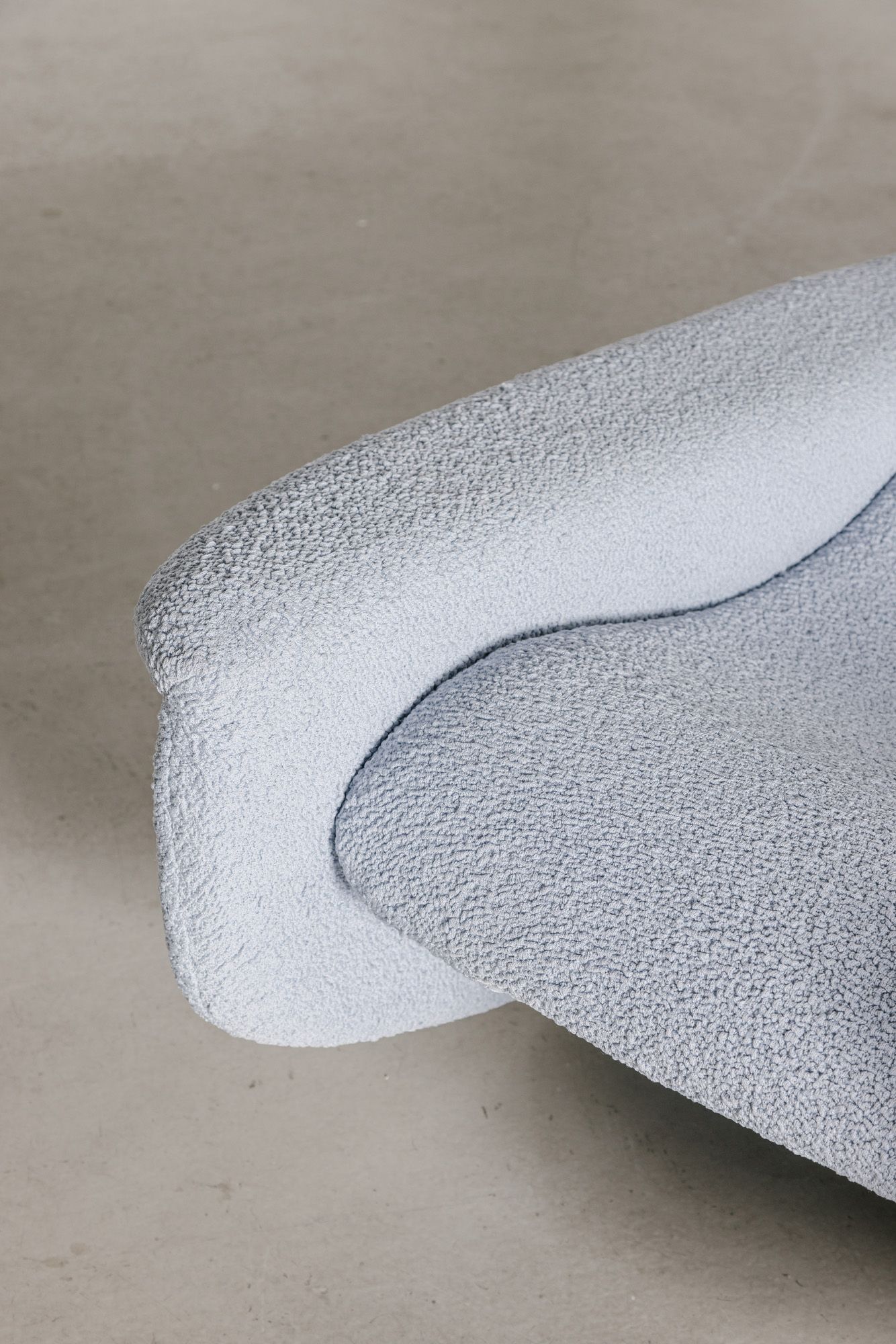 Detalle de la silla blanca de la colección Wentz Mar de Guilherme Wentz