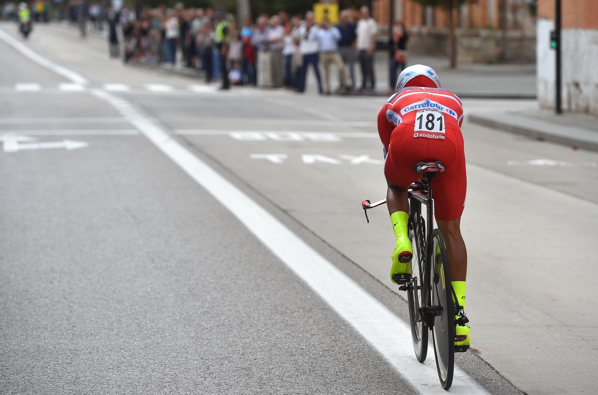 Joaquim Rodriguez (Katusha) losing his red jersey to Tom Dumoulin on stage 17