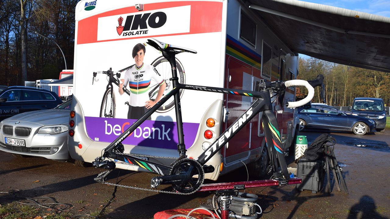 Sanne Cant's Stevens Super Prestige in custom world champion colours
