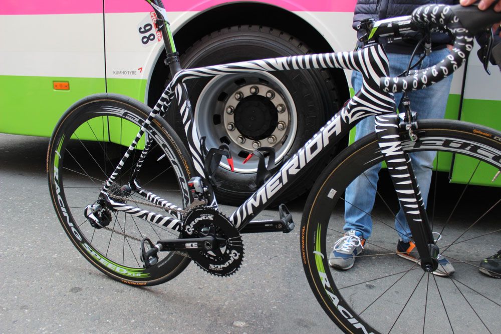 Rafael Valls goes for an interesting paint job on his Merida