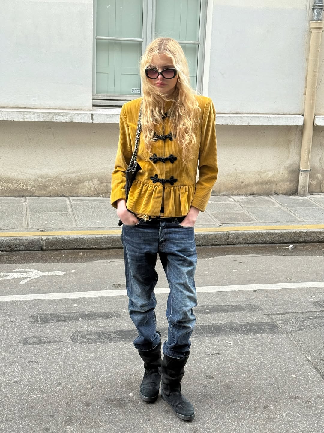 woman wearing spring jacket trend with jeans 2026