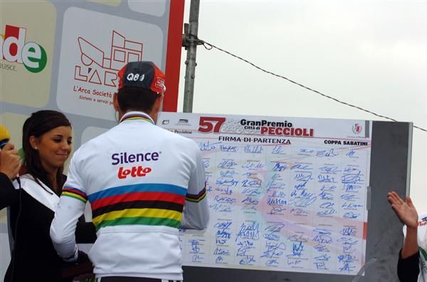 Cadel Evans (Silence-Lotto) signs in.