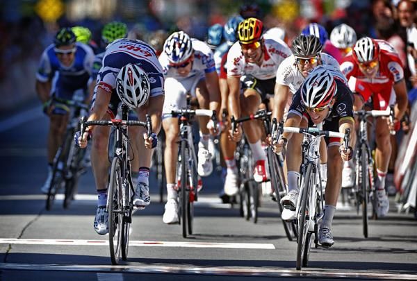 Jurgen Roelandts (Lotto Belisol) and Giacomo Nizzolo (RadioShack-Nissan) hit the finish line together with Nizzolo taking the narrow victory.