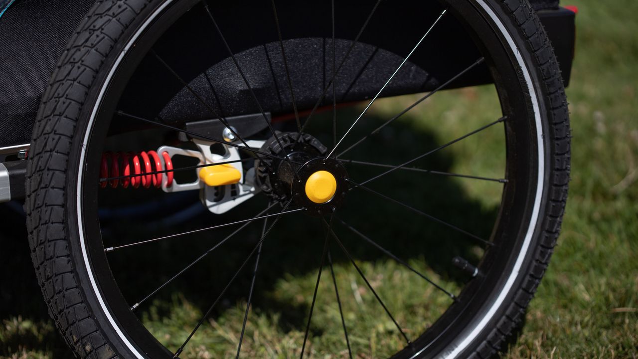 Burley D&rsquo;Lite X bike trailer pop off wheel
