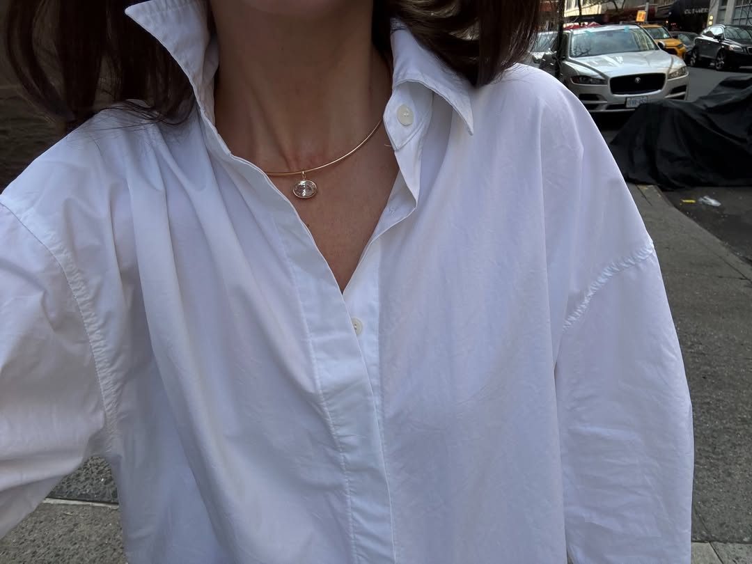 Woman wearing the collar necklace trend.