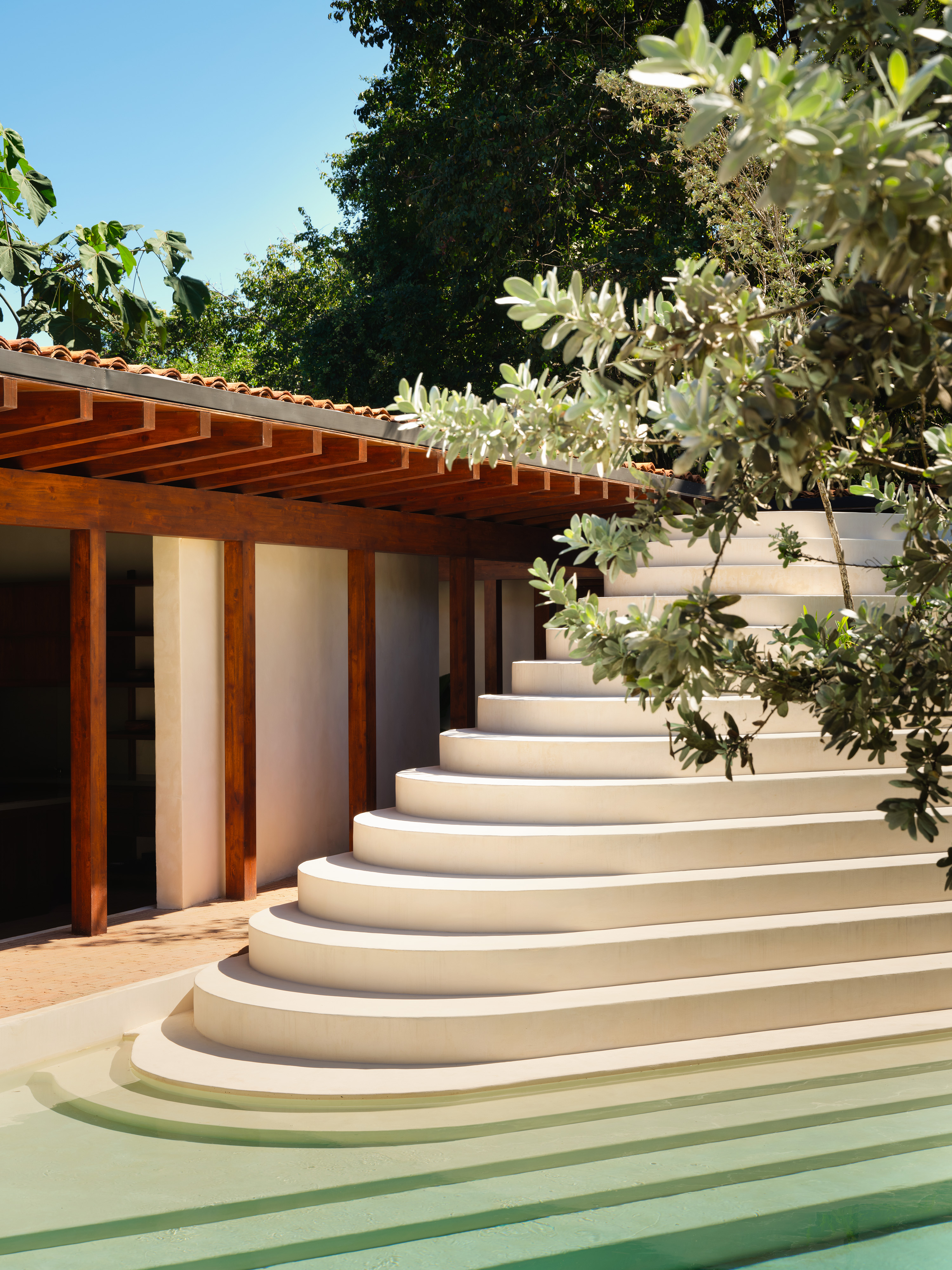 a sculptural Patio house in Costa Rica, textured, low volumes among tropical greenery