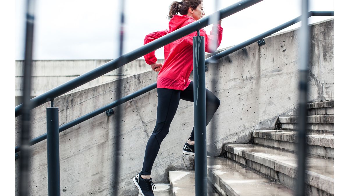 Metabolic health and metabolism: Woman running up the stairs