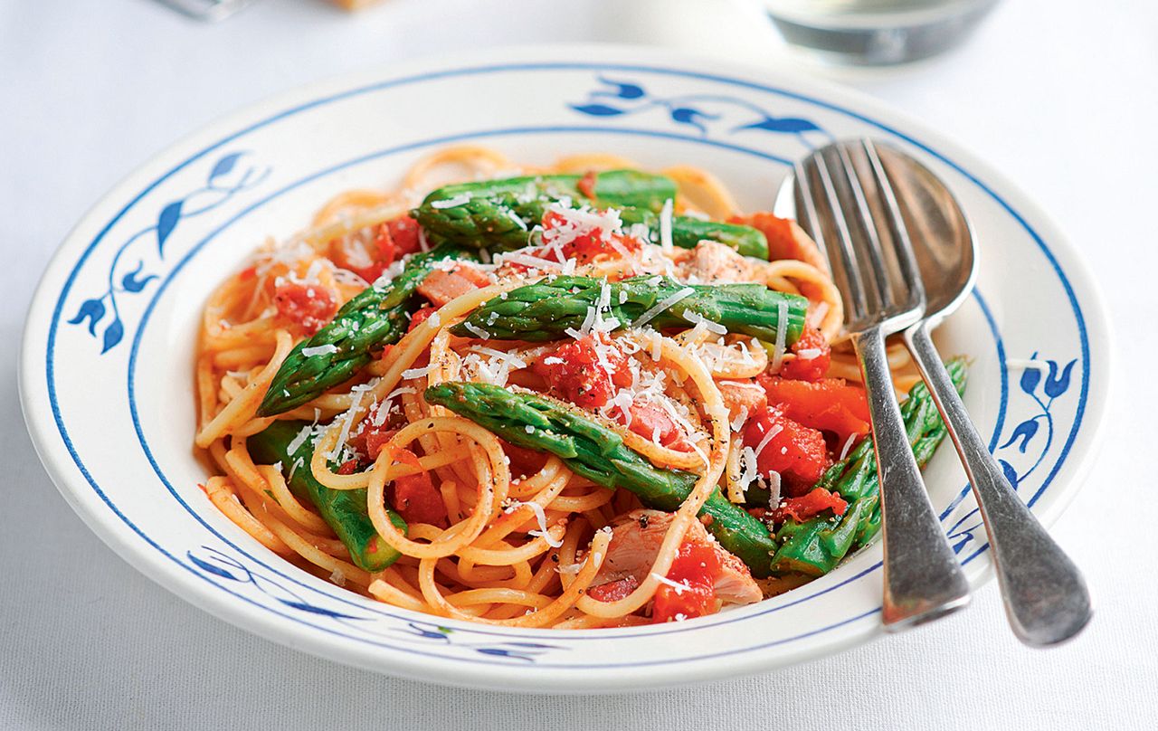 Fiery asparagus and chicken pasta