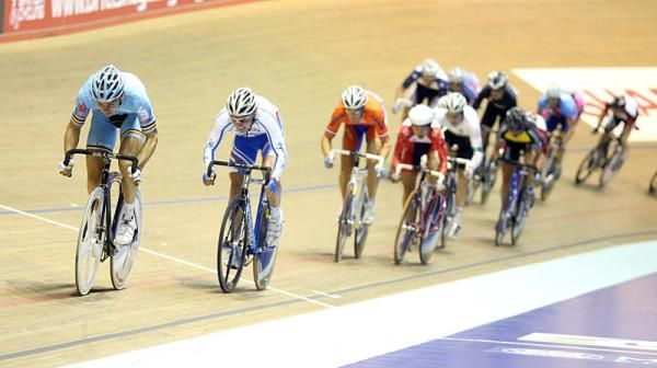 Kenny de Ketele (Belgium) in his first attempt to lap the field in his poiints race qualifying heat.