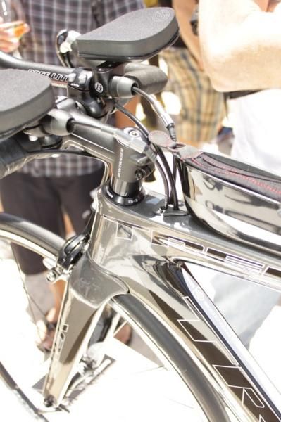 The front end of the 7 Series uses a standard front brake and bar, but the fork features Kammtail legs.