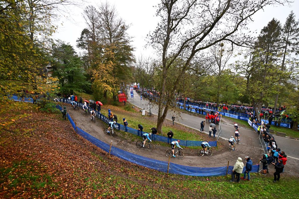 NAMUR BELGIUM NOVEMBER 06 A general view of the peloton competing during the 20th UEC European Cyclocross Championships 2022 Mens Elite EuroCross22 on November 06 2022 in Namur Belgium Photo by Luc ClaessenGetty Images