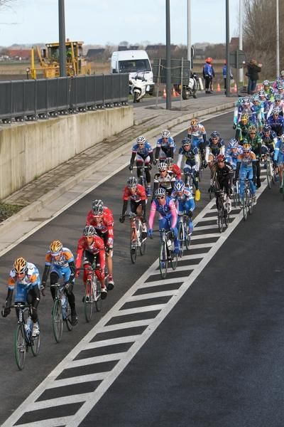 The peloton makes progress on catching the break.