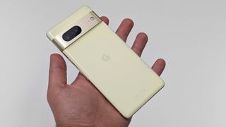 Das Google Pixel 7 in einer Hand / Google Pixel 8 (SEO)