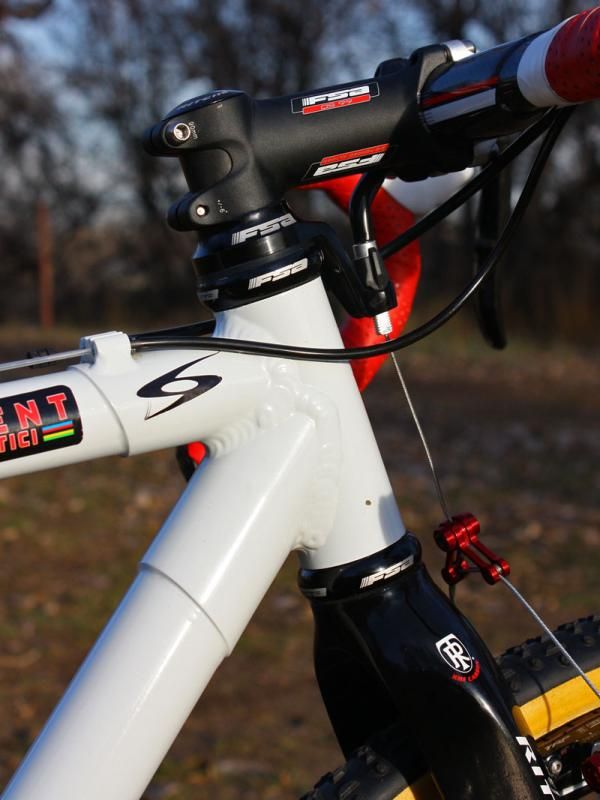 The head tube houses a straight, non-tapered 1 1/8" carbon steerer.
