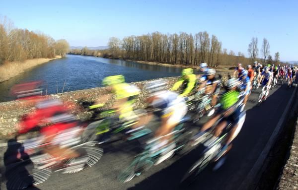 The peloton speeds through stage 2