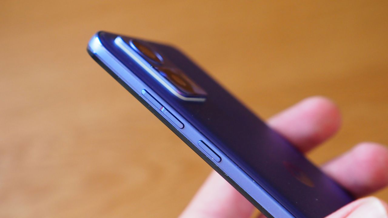 Moto Edge Neo in Peri Peri Pantone finish