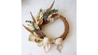 Half willow wreath with feathers and hessian bow