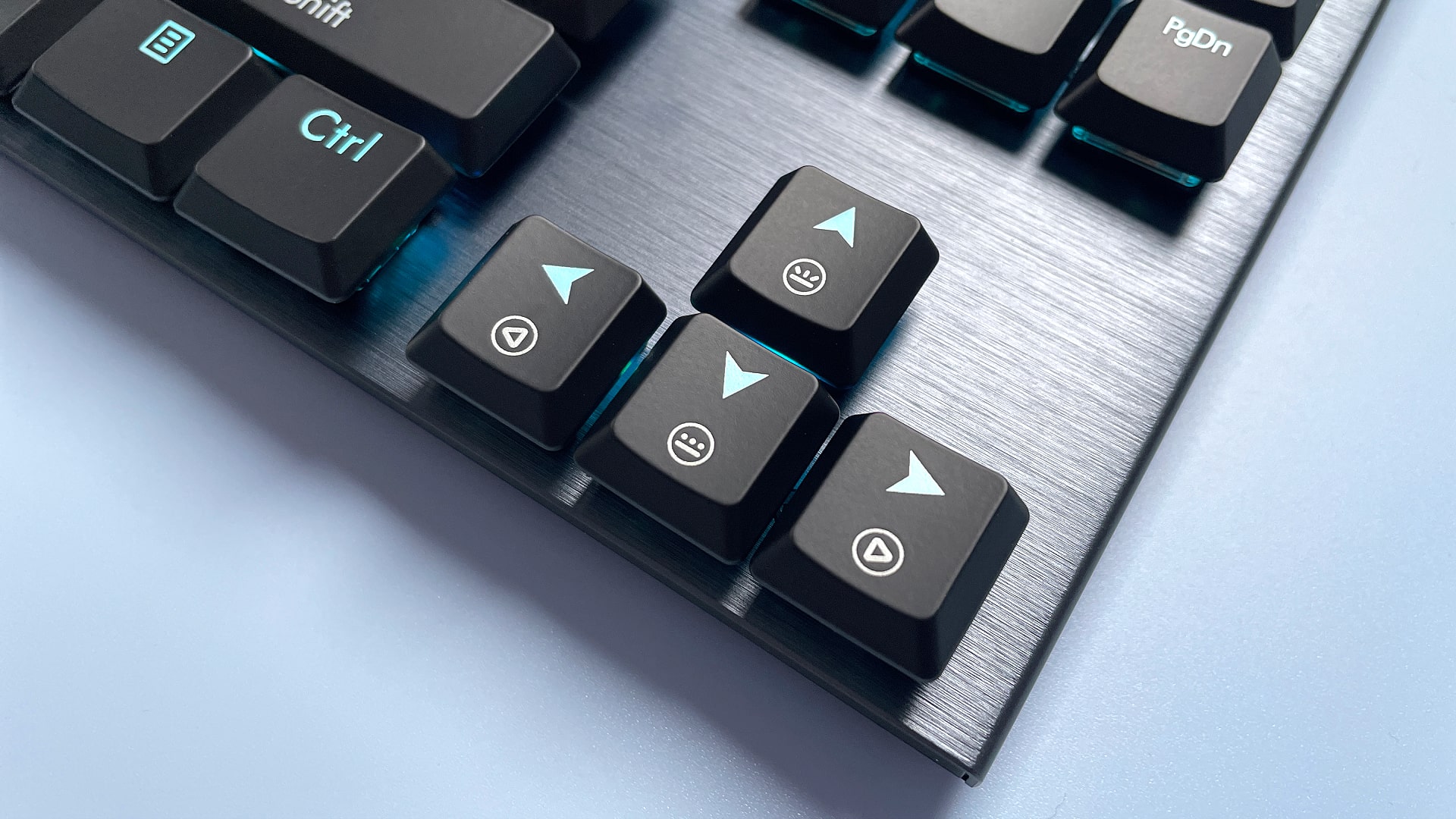 Teclado mecánico para juegos Hexgears Immersion A3 sobre fondo azul.