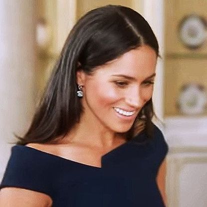 Hair, Face, Hairstyle, Shoulder, Skin, Chin, Eyebrow, Beauty, Smile, Neck, 