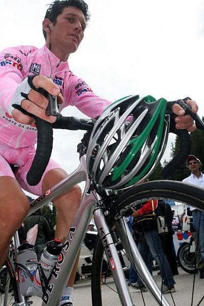 Pink jersey Gabriele Bosisio (LPR Brakes) before the start.