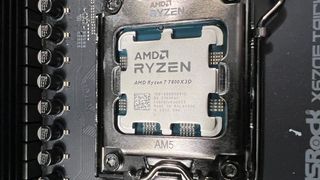 L'AMD Ryzen 7 7800X3D dans une carte mère