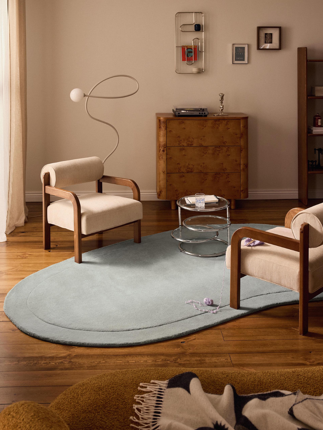 A blue organically-shaped rug from Westwing in a modern living room
