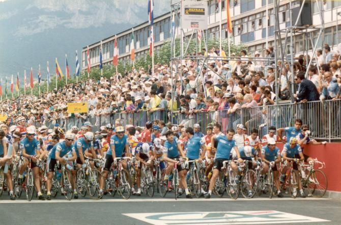 1989 Worlds: The pro men's peloton lines up in Chamb&eacute;ry, France for the world championship road race
