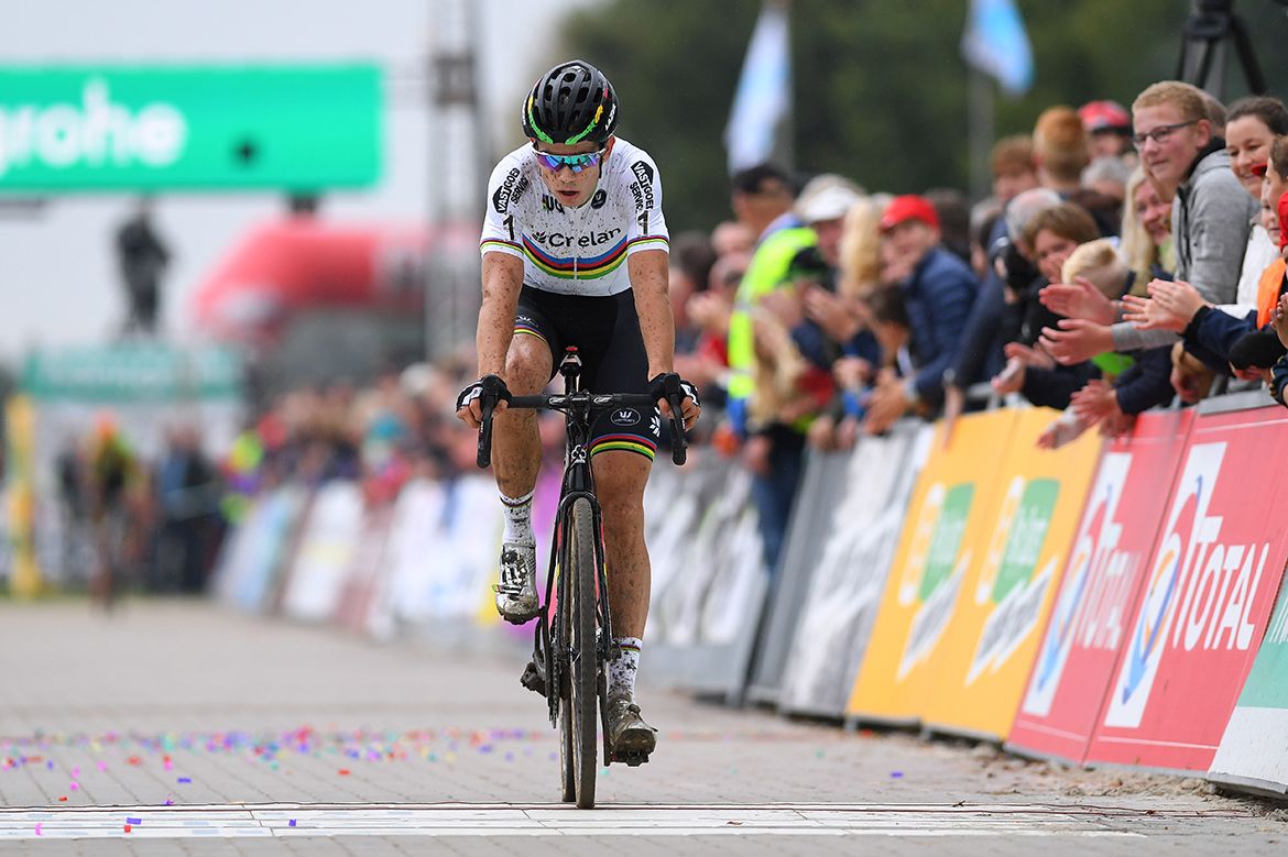 Wout Van Aert (Crelan-Vastgoedservice) dropped his chain and finished second