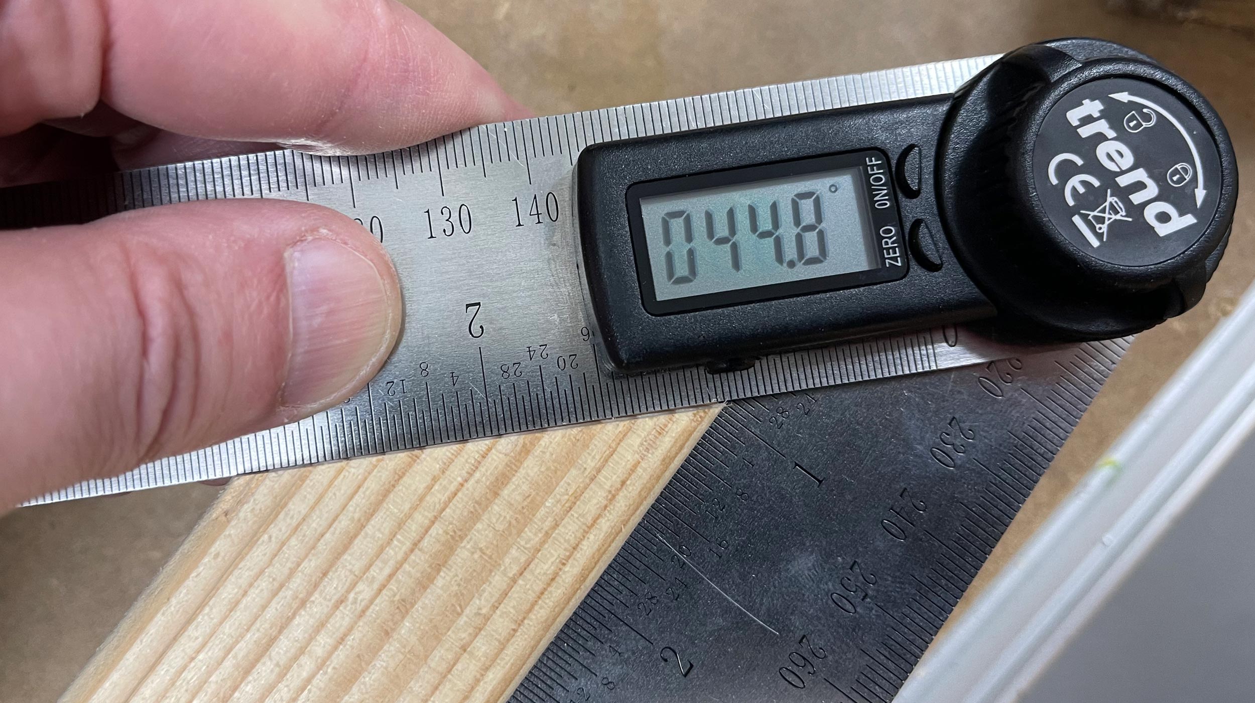 Instrument measuring accuracy of angles
